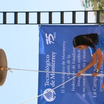 Para la inauguración se hizo sonar la campana en honor de los triunfos más recientes