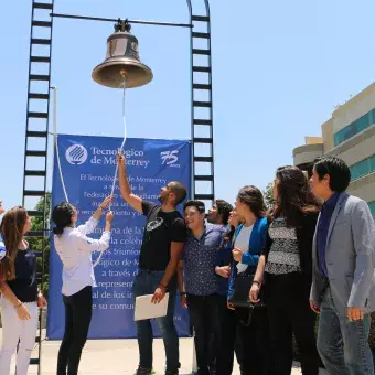 Para la inauguración se hizo sonar la campana en honor de los triunfos más recientes