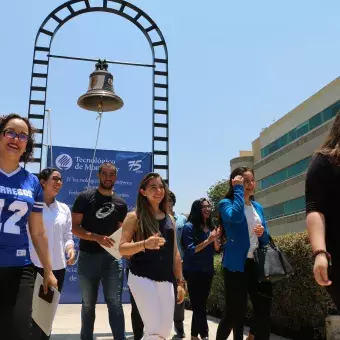 Para la inauguración se hizo sonar la campana en honor de los triunfos más recientes