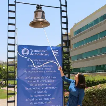 Para la inauguración se hizo sonar la campana en honor de los triunfos más recientes