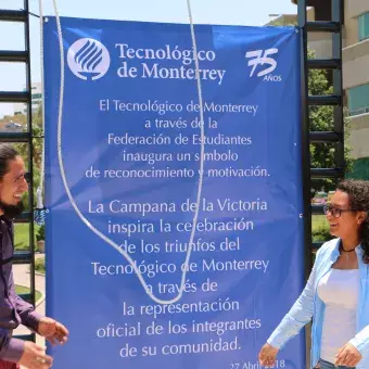 Para la inauguración se hizo sonar la campana en honor de los triunfos más recientes