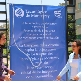 Para la inauguración se hizo sonar la campana en honor de los triunfos más recientes