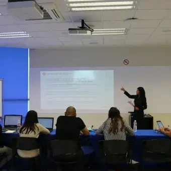 Frente a un jurado expertos en emprendimiento expusieron sus ideas los jóvenes.