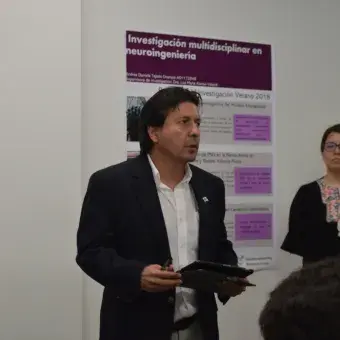 Rogelio Soto dando la bienvenida a los ponentes y asistentes