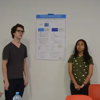 Daniel Galán y Sheley López con su proyecto "Estimación de redundancias de estaciones de monitoreo de contaminantes atmosféricos"