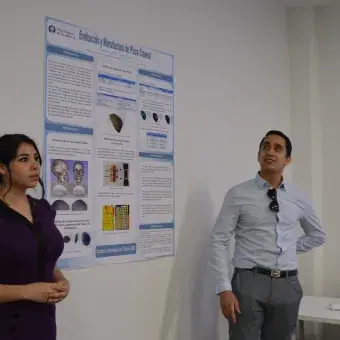 Daniela Castillo y Diego Quevedo con su proyecto "Evaluación y Manufactura de Placa Craneal"