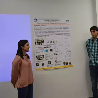 Diana López y Javier Gutiérrez con su proyecto "Estudio de formulaciones farmacéuticas binarias cristalinas y co-amorfas para evaluar su posible uso en terapia combinada"