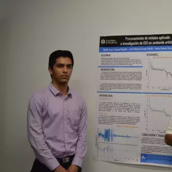 Héctor Issac Salazar y Joel Antonio Arriaga con su proyecto "Procesamiento de señalas aplicado a investigación de EEG en ambiente artístico"