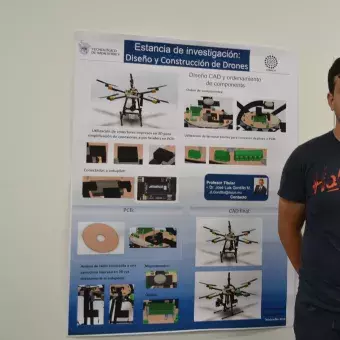 Enrique Horacio Pérez con su proyecto "Diseño y construcción de drones"