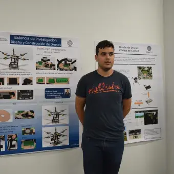 Enrique Horacio Pérez con su proyecto "Diseño y construcción de drones"
