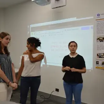 María José Santoyo, Norma Garza y Abril Diosdado con su proyecto "Chaotic and Simultaneous Bioprinting of Cancerous and Non Cancerous Microtissues"