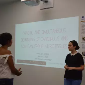 María José Santoyo, Norma Garza y Abril Diosdado con su proyecto "Chaotic and Simultaneous Bioprinting of Cancerous and Non Cancerous Microtissues"