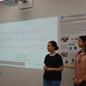 María José Santoyo, Norma Garza y Abril Diosdado con su proyecto "Chaotic and Simultaneous Bioprinting of Cancerous and Non Cancerous Microtissues"