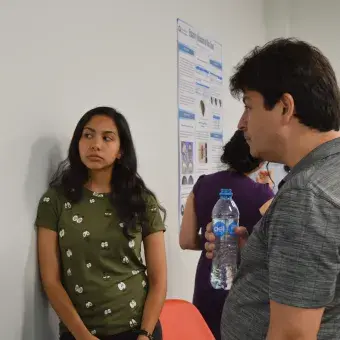 Sheley López exponiendo sus resultados al profesor Marcelo Videa