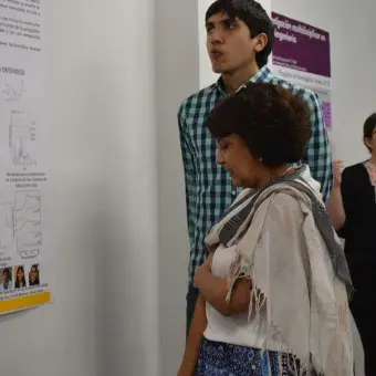 Diana López explicando su metodología para la profesora Luz María Martínez
