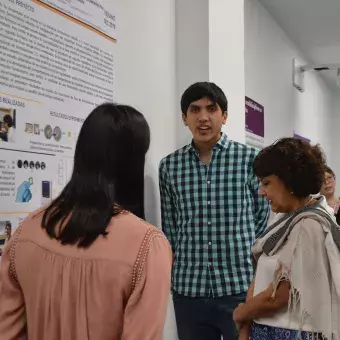 Diana López y Javier Gutiérrez durante la presentación de posters con la profesora Luz María Martínez