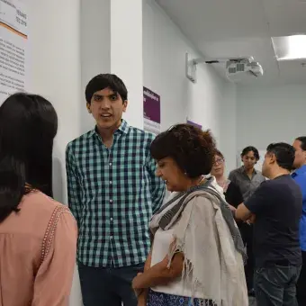Diana López y Javier Gutiérrez durante la presentación de posters con la profesora Luz María Martínez