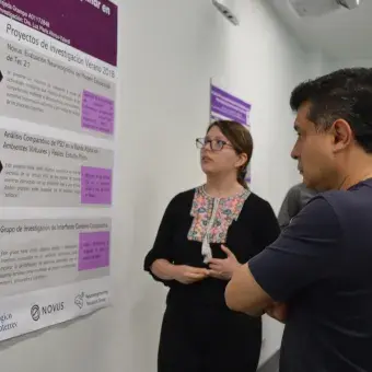 Andrea Diana Tejeda explicando su proyecto al profesor José Gómez Quiñones y otro alumno