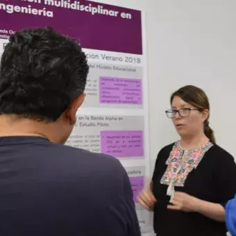 Andrea Diana Tejeda explicando su proyecto al profesor José Gómez Quiñones y otro alumno