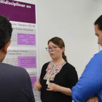 Andrea Diana Tejeda explicando su proyecto al profesor José Gómez Quiñones y otro alumno
