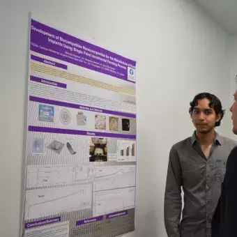 Marcelo Martínez presentando su poster al profesor Rogelio Soto y Adriana Canseco