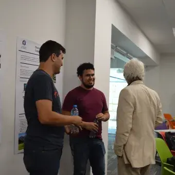 Enrique Horacio Pérez y Jesús Alejandro Pérez con el profesor Rogelio Gordillo
