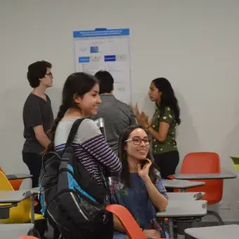 Una alumna con la profesora Grissel Trujillo
