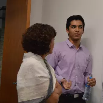 Héctor Isaac Salazar y Joel Antonio Arriaga con la profesora Luz María Martínez