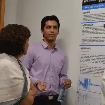 Héctor Isaac Salazar y Joel Antonio Arriaga con la profesora Luz María Martínez