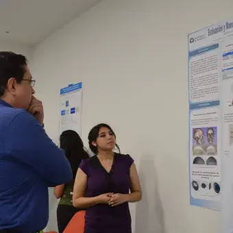 Daniela Castillo y Diego Quevedo con su director de carrera Agustín Carvajal