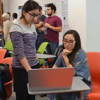 Una alumna con la profesora Grissel Trujillo