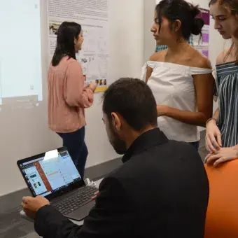 Dos alumnas con el profesor Mario Moises Álvarez