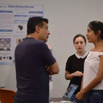 Una alumna presentando su proyecto al profesor José Gómez Quiñones