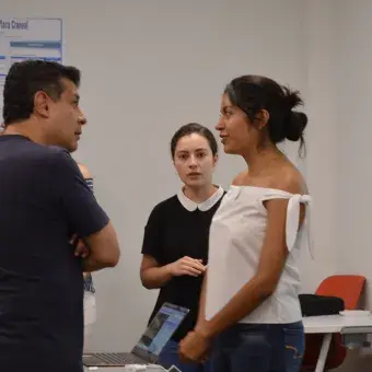 Una alumna presentando su proyecto al profesor José Gómez Quiñones