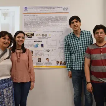 Alumnos del verano con su profesora, Luz María Martínez