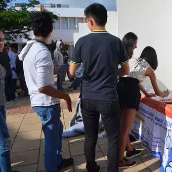 Alumnos inscribiéndose en una actividad de servicio social