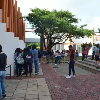 Alumnos inscribiéndose en una actividad de servicio social