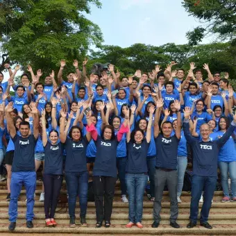 Foto grupal de los alumnos en el HiTec