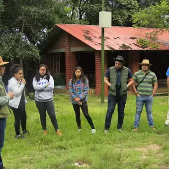 alumnos en la sima de las cotorras