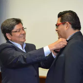 entrega de pin al presidente entrante