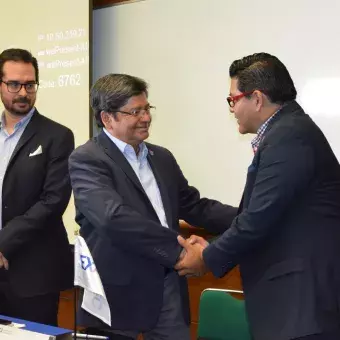 entrega de pin al presidente entrante