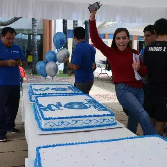 En Chiapas, el pastel para el festejo no pudo faltar.