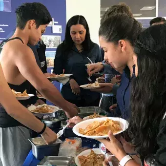 Alumnos de Aguascalientes disfrutaron de los chilaquiles.