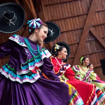 Mexicanos bailando folclore en Europa