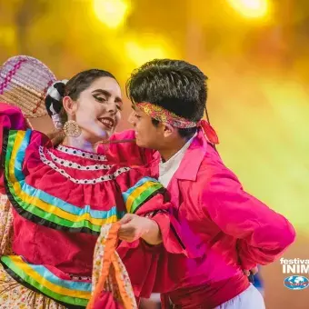 Mexicanos bailando folclore en Europa