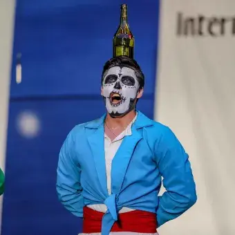 Mexicanos bailando folclore en Europa