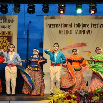 Mexicanos bailando folclore en Europa