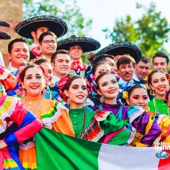 Mexicanos bailando folclore en Europa