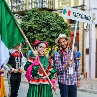 Mexicanos bailando folclore en Europa