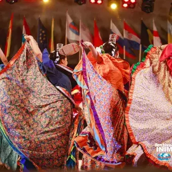 Mexicanos bailando folclore en Europa